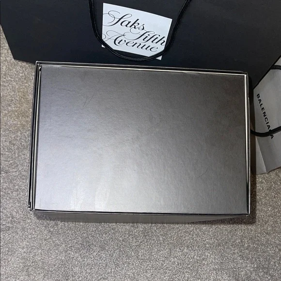 Gucci Large White and Black Purse/Gift Box - Picture 8 of 8